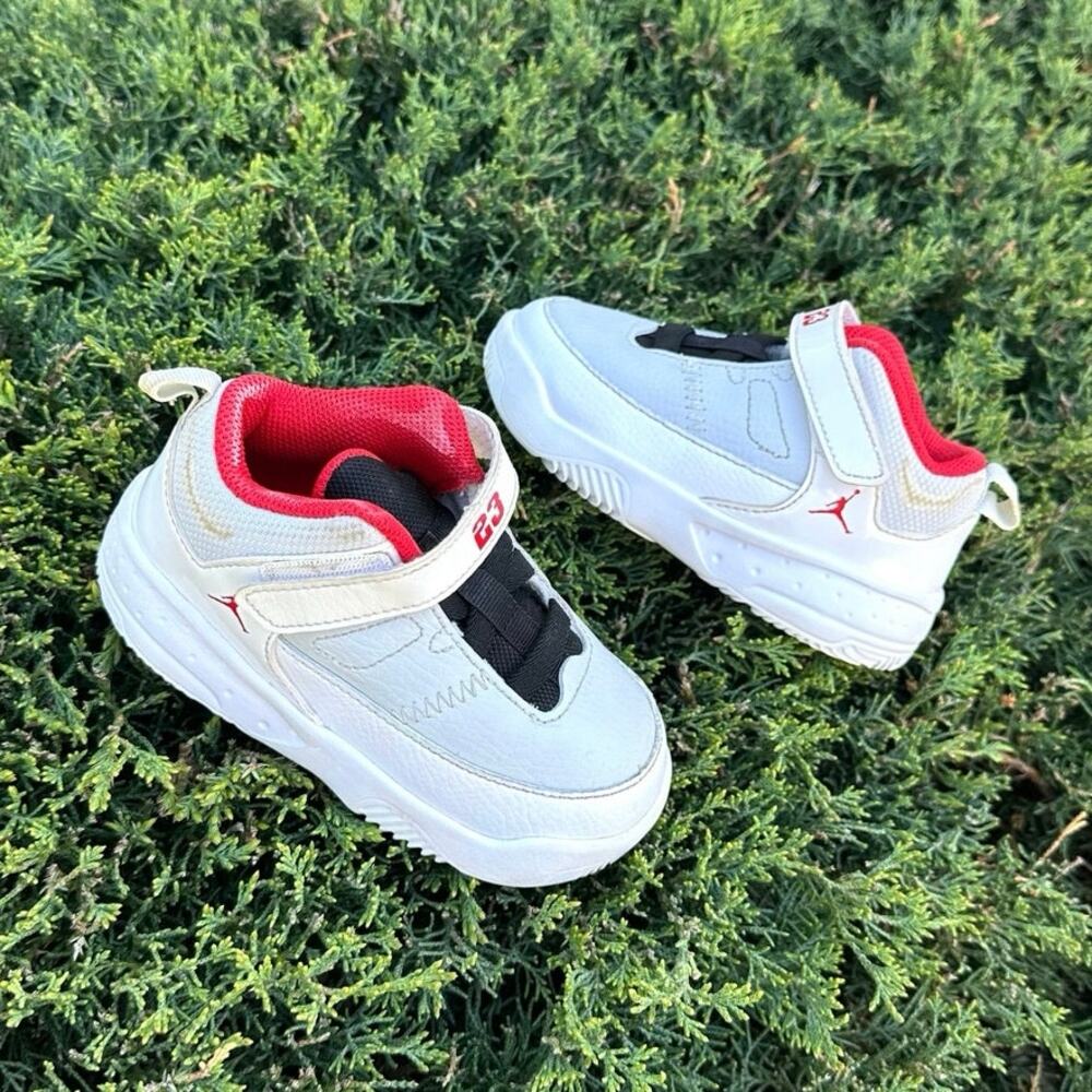 Jordan Max Aura 3 Toddler Athletic Shoes Size 8 White‎ University Red
